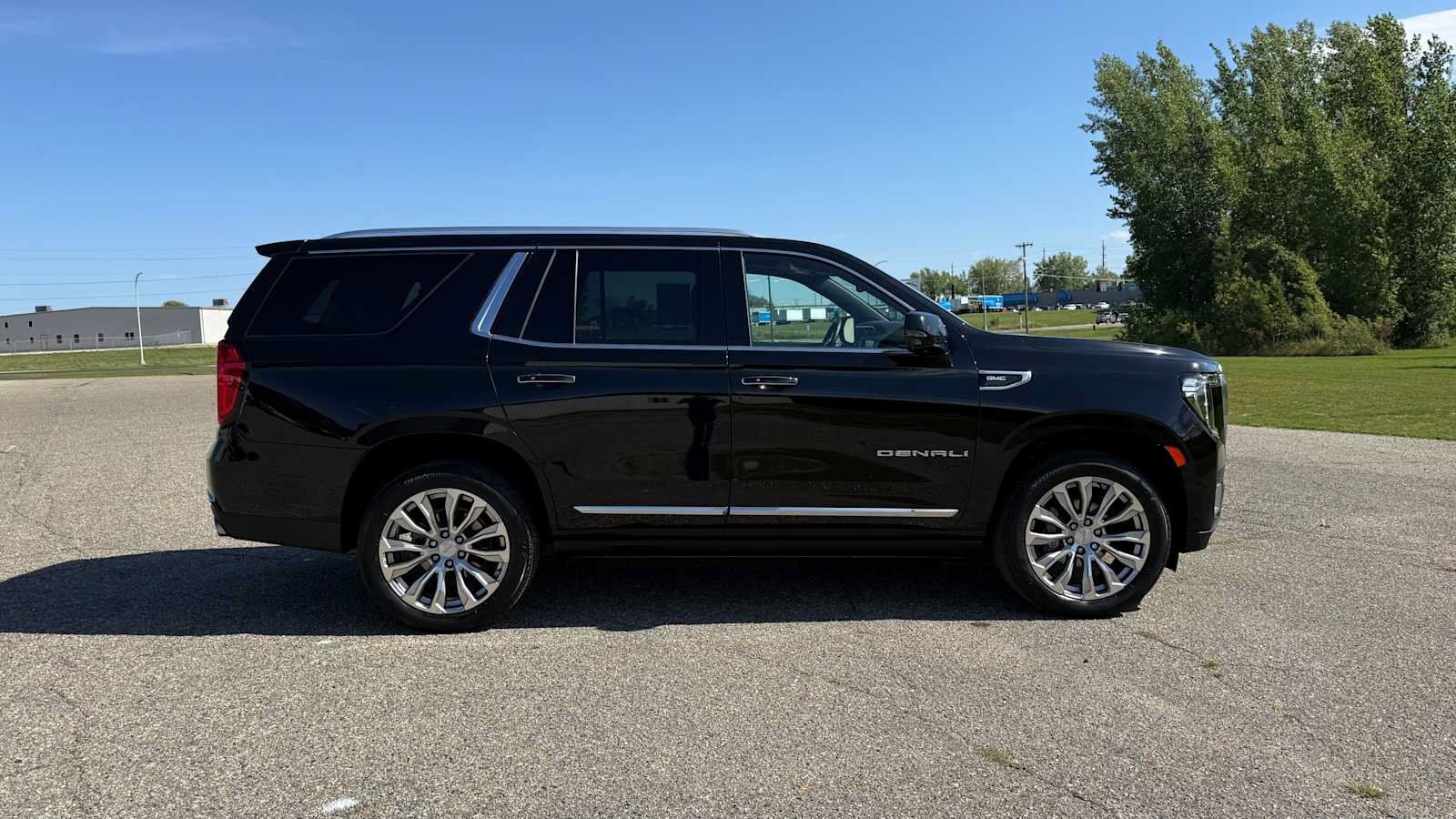 Used 2024 GMC Yukon Denali AWD/4WD image 3