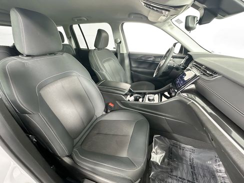 Used 2023 Jeep Grand Cherokee Laredo image 25