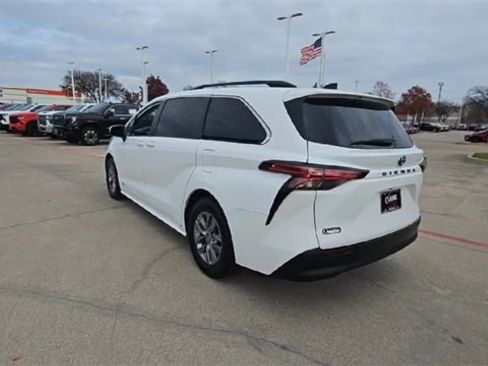 Used 2021 Toyota Sienna LE image 7