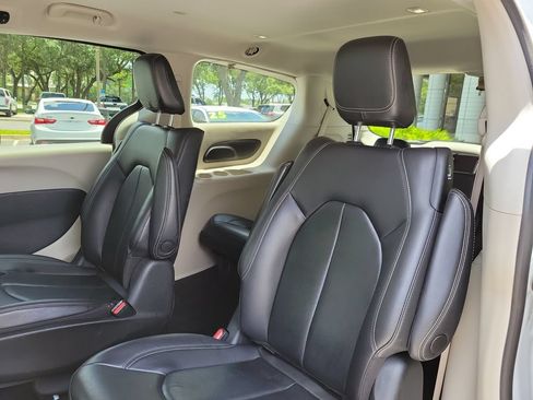 Used 2022 Chrysler Pacifica Touring-L FWD image 15
