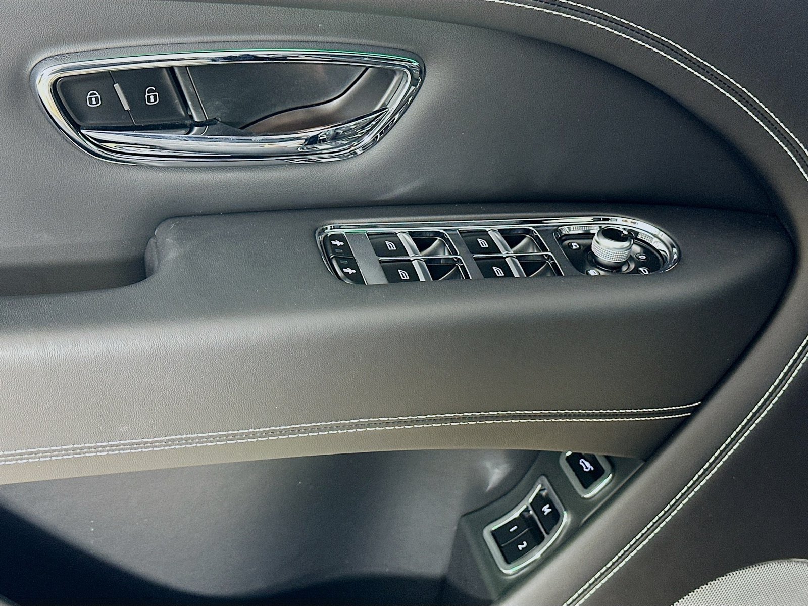 Used 2022 Bentley Bentayga AWD/4WD image 26