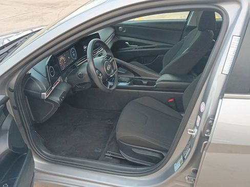 Used 2025 Hyundai Elantra SEL image 3