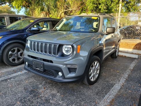 Used 2022 Jeep Renegade Latitude w/ Convenience Group AWD/4WD image 3