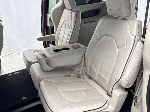 Used 2018 Chrysler Pacifica Limited FWD image 23