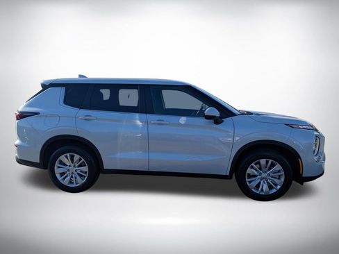 New 2026 Mitsubishi Outlander ES FWD image 2