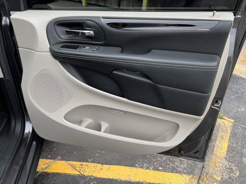 Used 2017 Dodge Grand Caravan SE FWD image 32