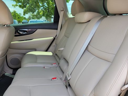 Used 2019 Nissan Rogue SV w/ Premium Package FWD image 17