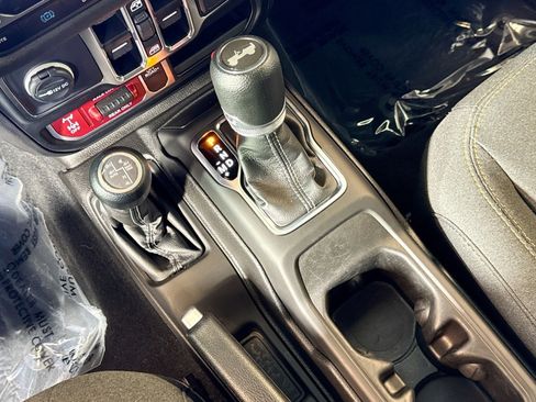 Used 2024 Jeep Wrangler Unlimited image 16