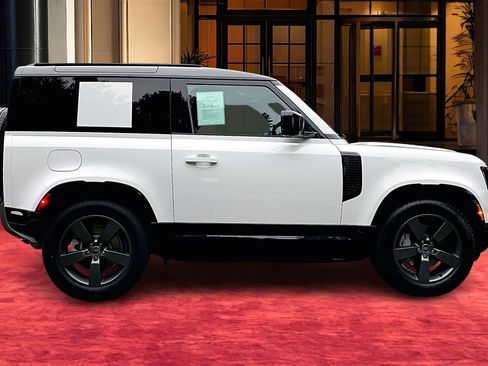 Used 2025 Land Rover Defender 90 X-Dynamic SE image 12