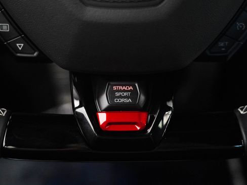 Used 2021 Lamborghini Huracan EVO image 21