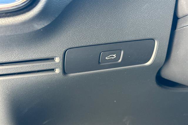 Certified 2025 Volvo XC40 B5 Core AWD/4WD image 31