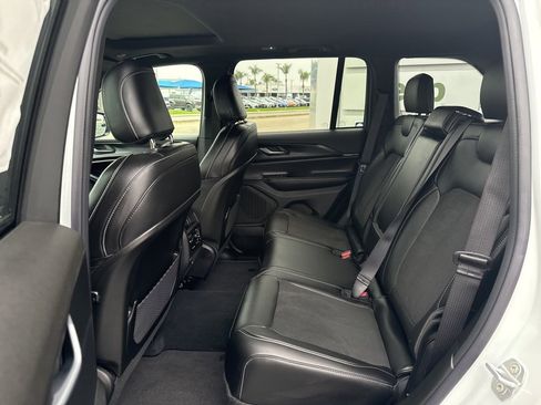 New 2025 Jeep Grand Cherokee Altitude image 19