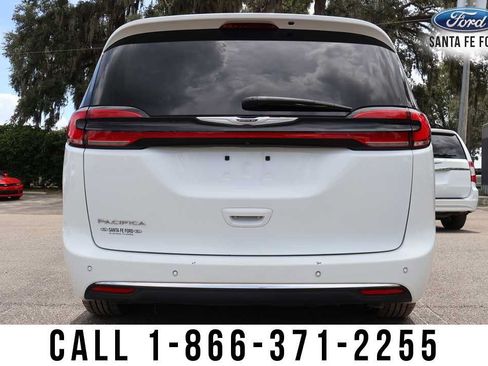 Used 2023 Chrysler Pacifica Touring-L FWD image 5