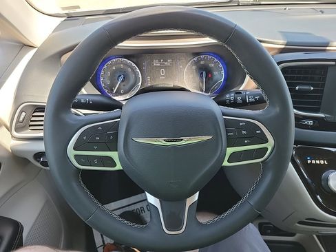 Used 2022 Chrysler Voyager LX FWD image 16