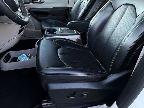 Used 2023 Chrysler Pacifica Touring-L FWD image 11