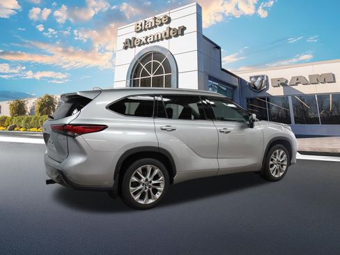Used 2022 Toyota Highlander Limited AWD/4WD image 3
