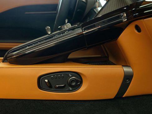 Used 2025 Aston Martin V8 Vantage Coupe RWD image 36
