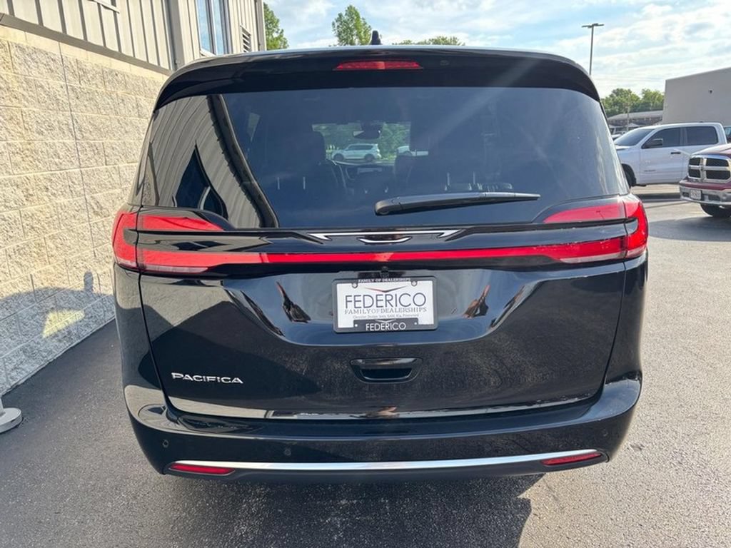 Used 2027 Chrysler Pacifica Select w/ Family Tech Group FWD image 4
