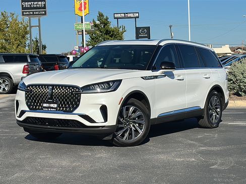 Used 2025 Lincoln Aviator 2WD image 2