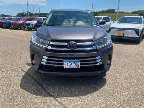 Used 2017 Toyota Highlander Limited AWD/4WD image 2