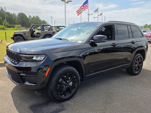 Used 2025 Jeep Grand Cherokee Altitude RWD image 3