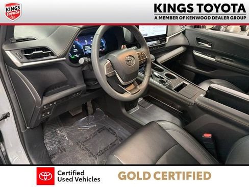 Used 2025 Toyota Sienna XLE Woodland Edition AWD/4WD image 18
