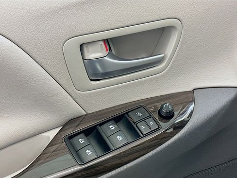 Used 2017 Toyota Sienna XLE w/ XLE Navigation Package FWD image 15