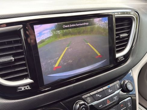 Used 2023 Chrysler Pacifica Touring-L FWD image 25