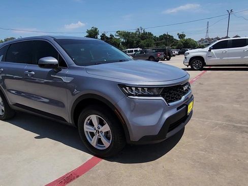 Used 2022 Kia Sorento LX AWD/4WD image 2