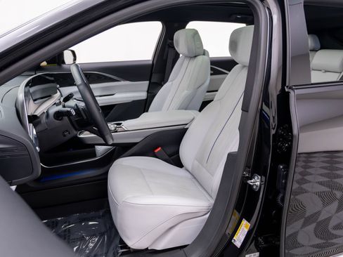 Certified 2024 Cadillac Lyriq Luxury RWD image 18
