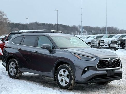 Used 2024 Toyota Highlander LE image 30