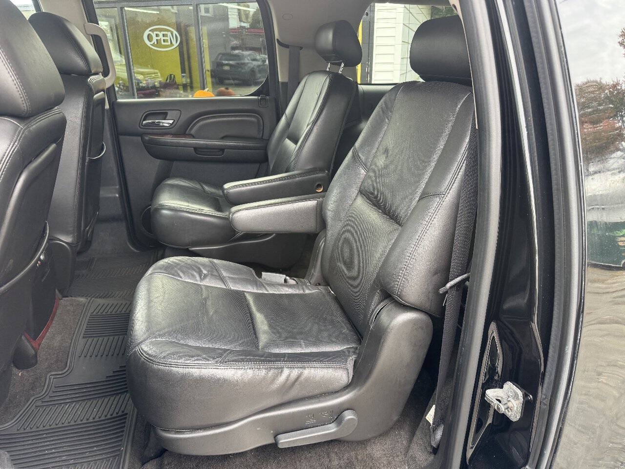 Used 2011 Cadillac Escalade ESV AWD w/ Livery Package image 25