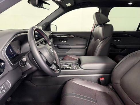 Used 2025 Honda Pilot Black Edition image 30