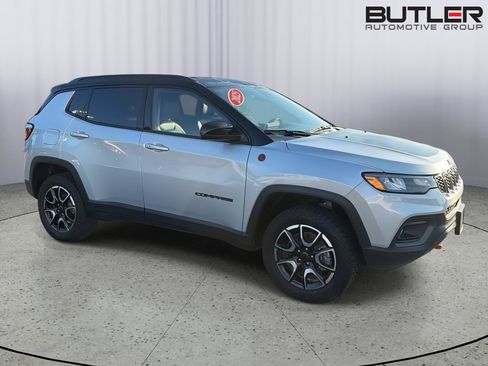 Used 2025 Jeep Compass Trailhawk AWD/4WD image 7