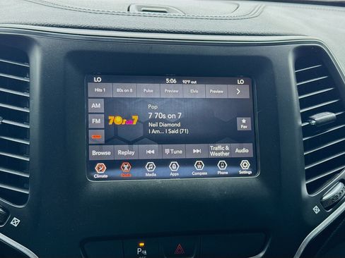 Used 2019 Jeep Cherokee Latitude Plus FWD image 11