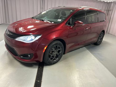 Used 2019 Chrysler Pacifica Limited w/ S Appearance Package FWD image 3