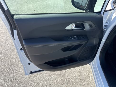 New 2026 Chrysler Pacifica Select image 12