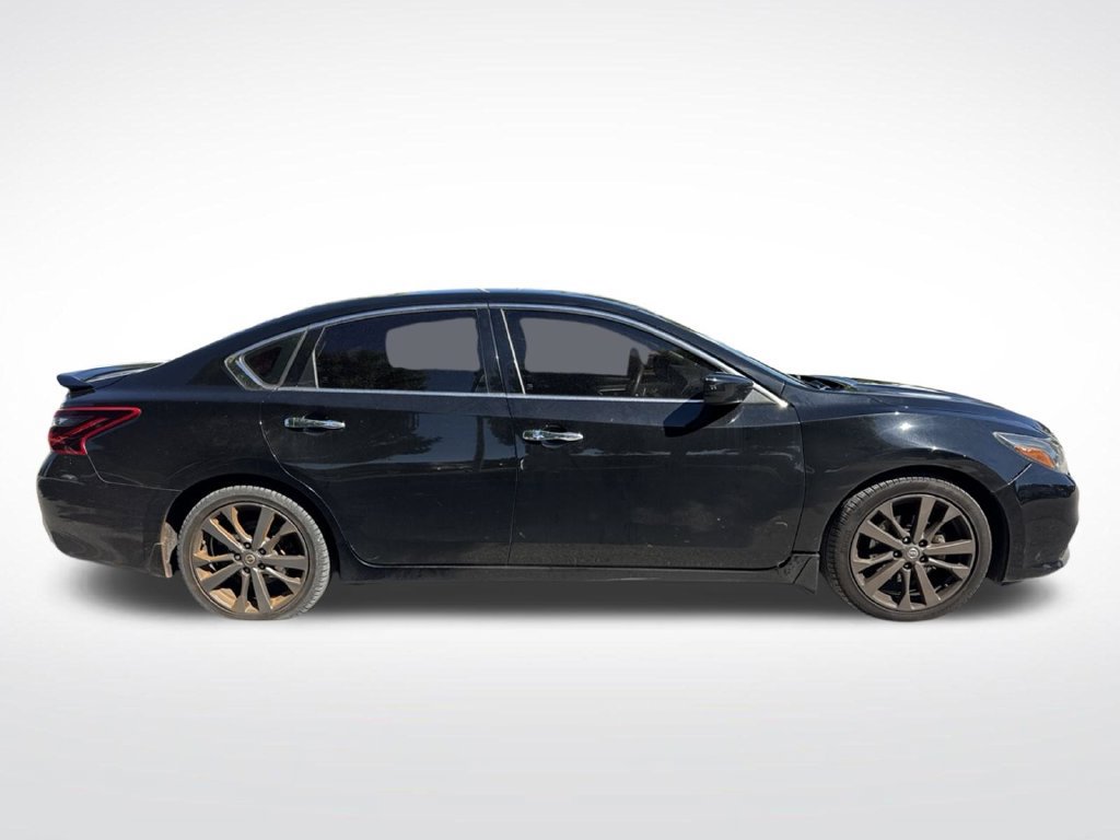 Used 2017 Nissan Altima 2.5 SR w/ Midnight Edition Package FWD image 4