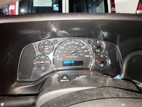 Used 2019 Chevrolet Express 2500 w/ Driver Convenience Package image 4