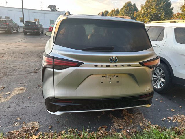 Used 2023 Toyota Sienna XSE FWD image 6
