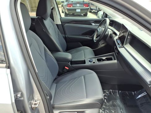 Certified 2025 Volkswagen Tiguan SE FWD image 10