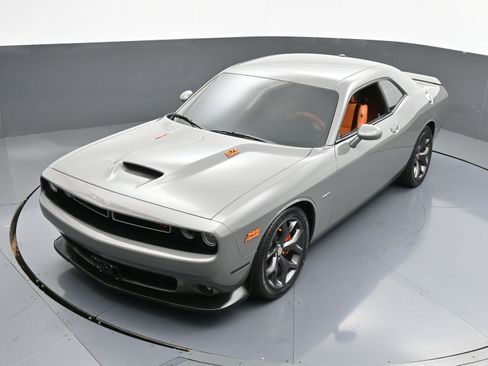 Used 2019 Dodge Challenger R/T image 32