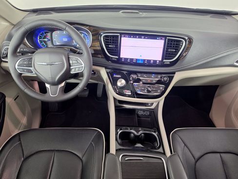 Used 2022 Chrysler Pacifica Limited w/ Uconnect Theater Family Group FWD image 36