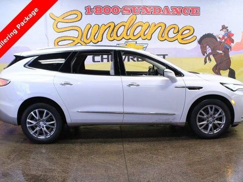 Used 2022 Buick Enclave Essence image 1