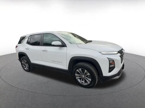 Used 2025 Chevrolet Equinox LT image 2