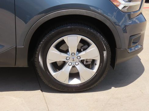 Used 2021 Volvo XC40 T4 Momentum FWD image 9