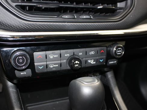 Used 2025 Jeep Compass Trailhawk image 40