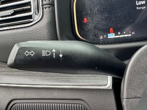 Used 2023 Jeep Wagoneer L Series III w/ Premium Group I image 20