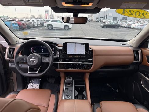 Used 2024 Nissan Pathfinder Platinum w/ Cargo Package image 14