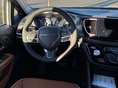 New 2026 Chrysler Pacifica Pinnacle image 13